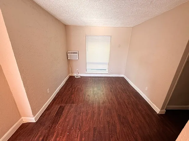 1037 E Tucker St — Photo 2
