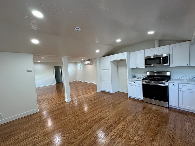 Open floor plan to greatroom