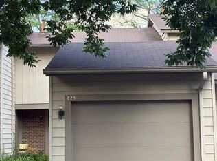 823 Gladstone Dr, Vernon Hills, IL 60061