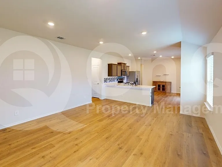 915 Presleigh Dr — Photo 4