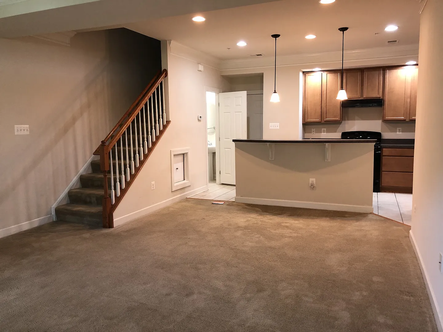 2 Level Townhouse/condo with one car garage in the Watkins Mill Town Center — Photo 2