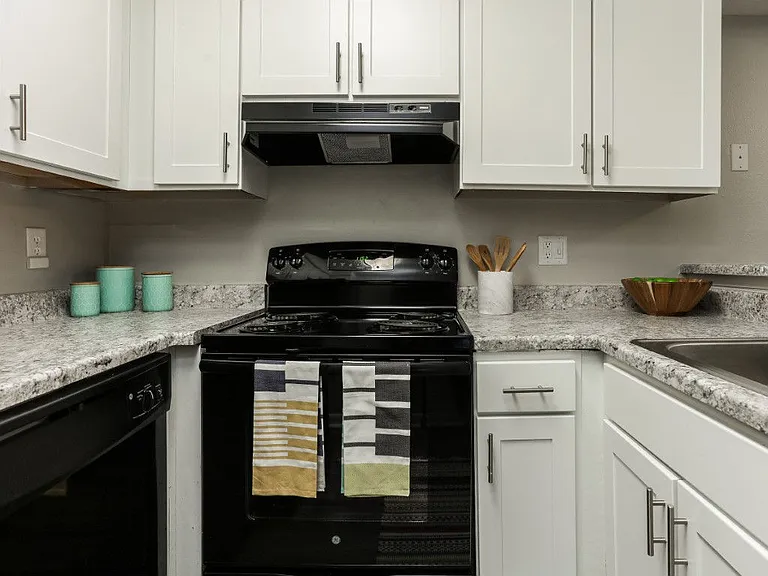 Carlyle Apartments — Photo 26