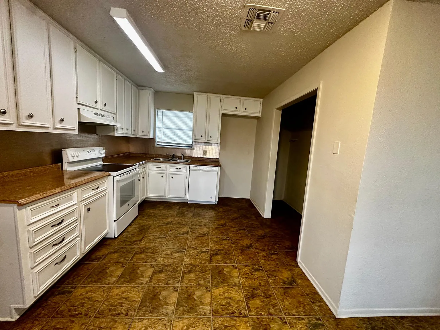 3 bed, 1363 sqft, $1,650 — Photo 3
