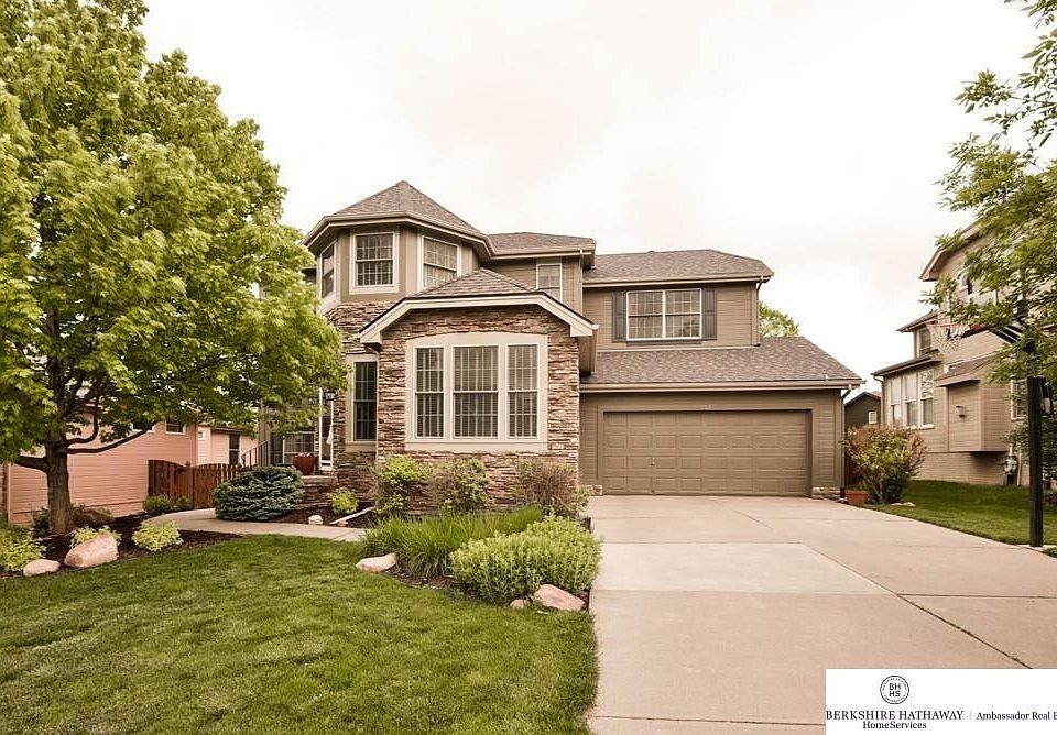 1st image of 557 S 180th Ave