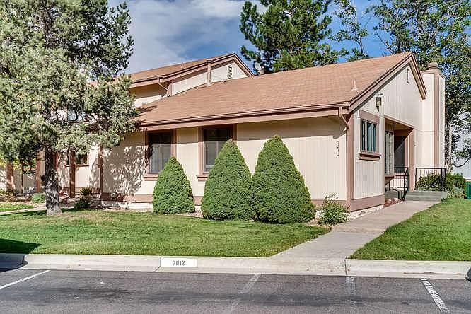 End unit, ranch style home with finished basement for total of 2600 sqft