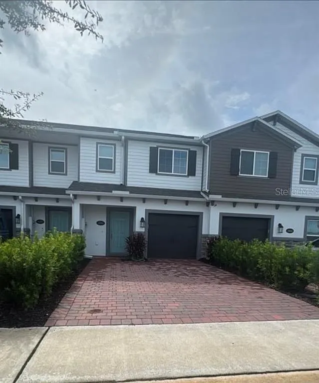 3 bed, 2.5 bath, 1556 sqft, $2,390 — Photo 1
