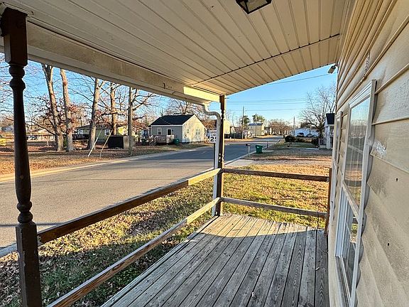 3rd image of 4002 Delmont St