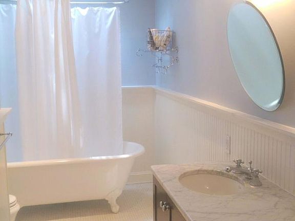 Large bath with double sinks and footed tub