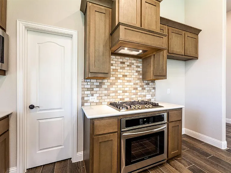 1304 Lancaster Dr — Photo 9
