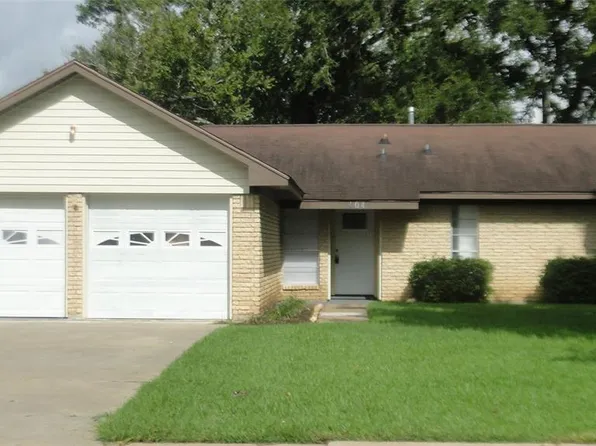104 Hickory St, Lake Jackson, TX 77566