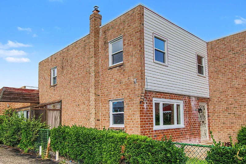 3 bed, 1.5 bath, 1402 sqft, $2,000 — Photo 2