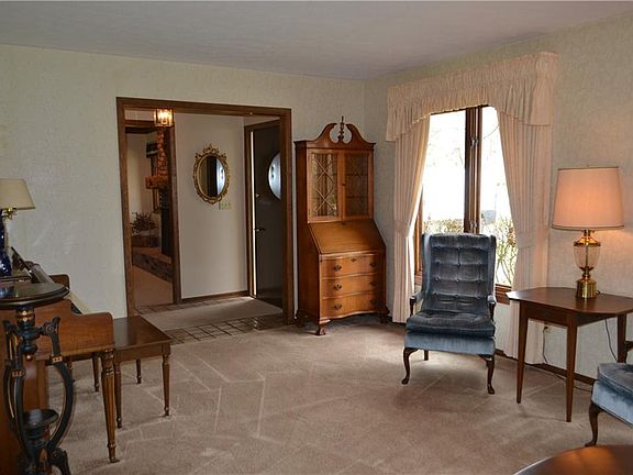 4th image of 28150 Louise Dr