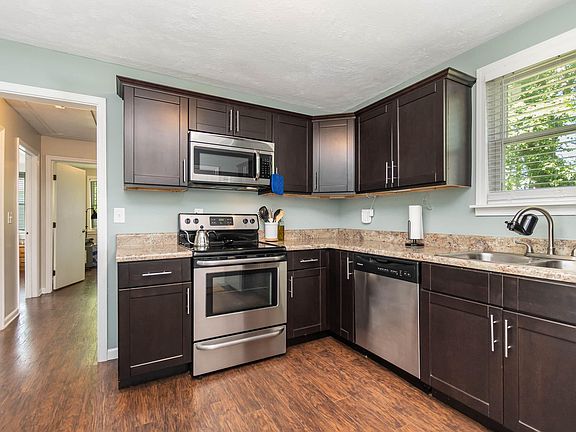 4th image of 225 Martingale Dr