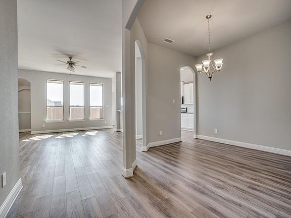 5th image of 509 Redbud Dr