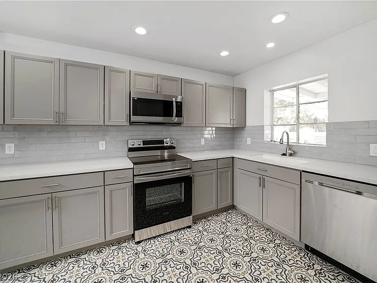1140 Hillside Pl — Photo 9