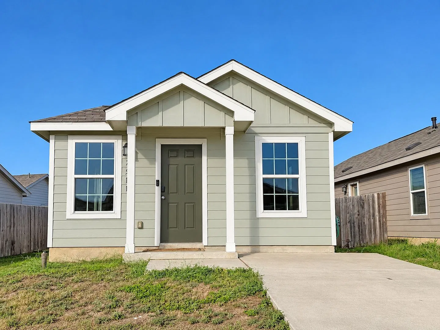 Charming 3BR Home with Open Floor Plan Near Lackland AFB & SeaWorld — Photo 2