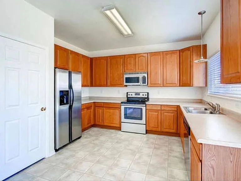 7559 Coffee Rd — Photo 2