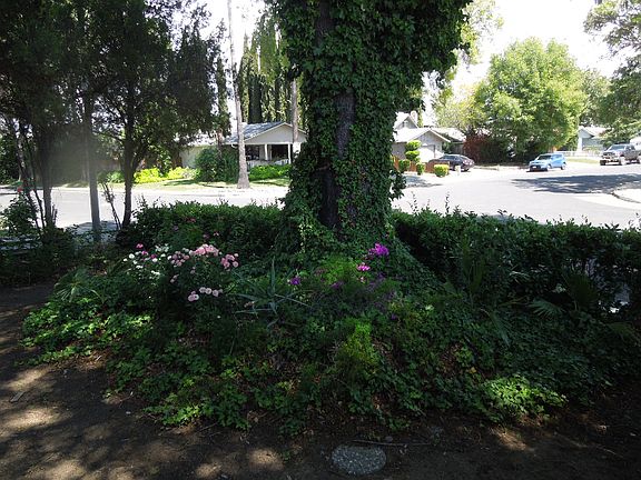 2nd image of 220 Bowline Dr