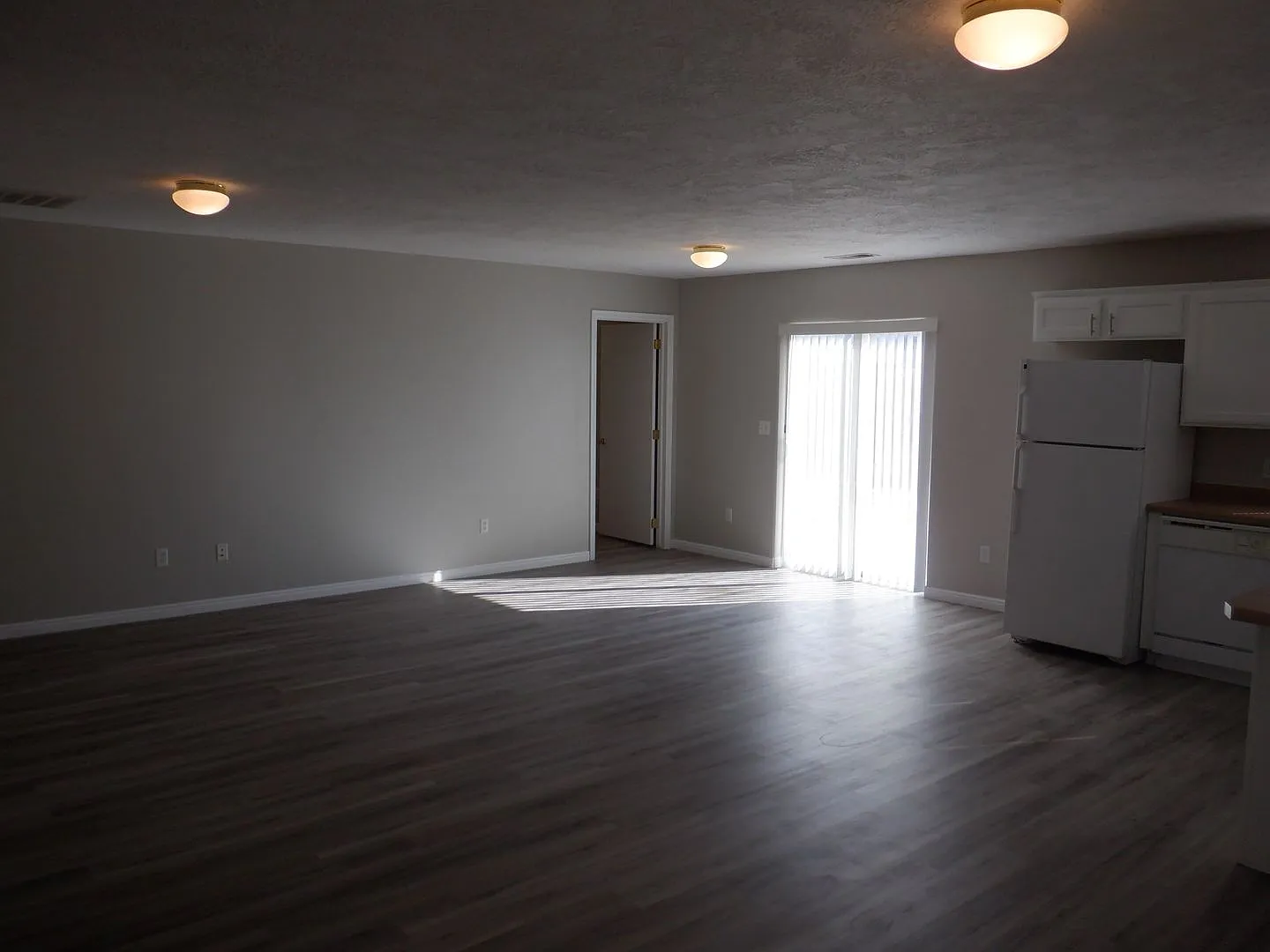 Move-In Discount! 3 bed 2 bath - Twin home — Photo 2