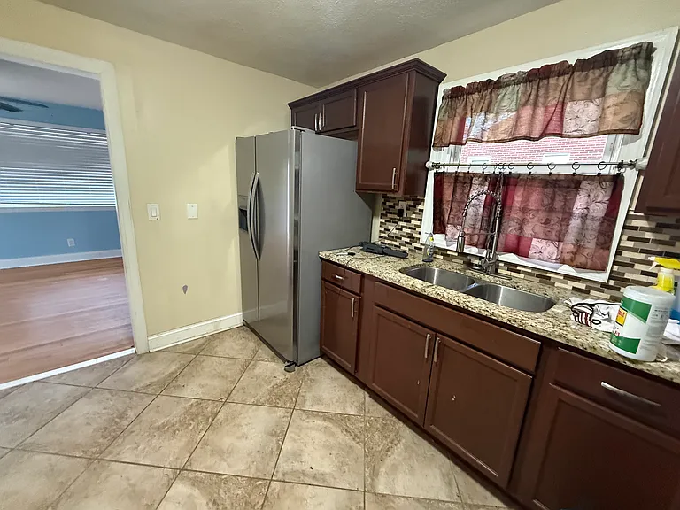 121 Hopkins St — Photo 2