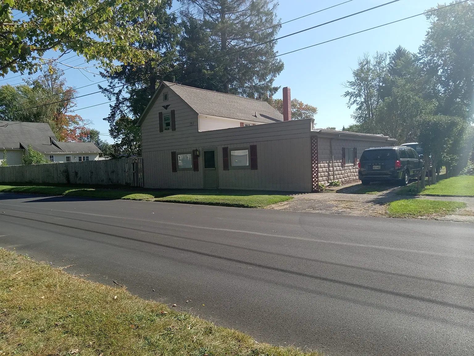 323 Jackson St — Photo 2