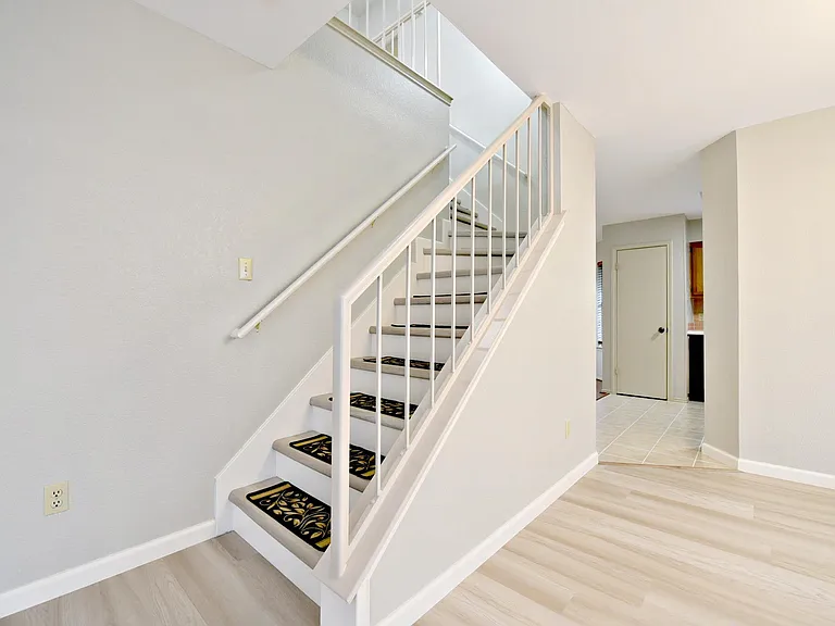 13329 Black Canyon Dr — Photo 9