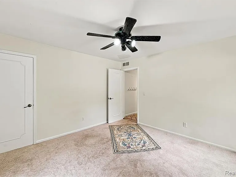980 Sandhurst Rd — Photo 44
