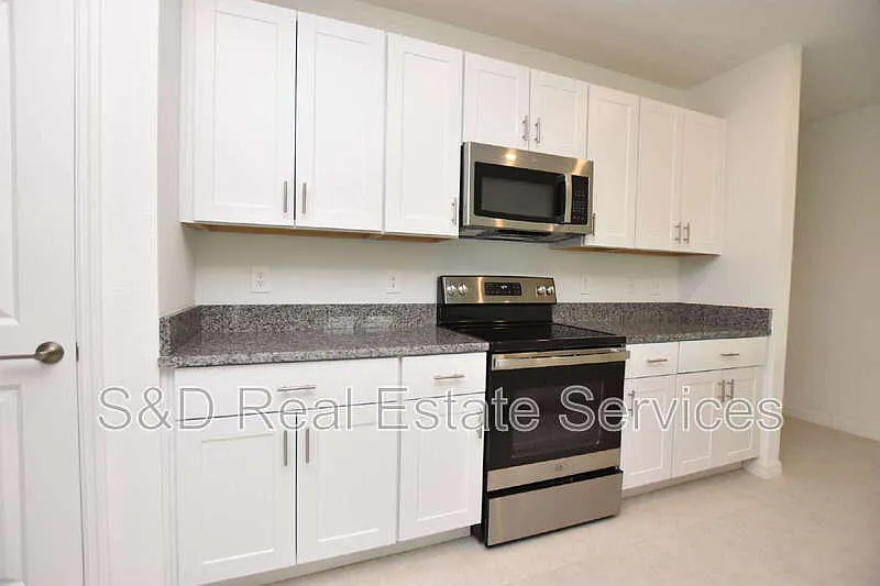 6 bed, 3.0 bath, 3326 sqft, $2,600 — Photo 4