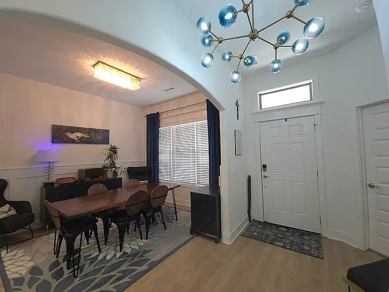 5 bed, 2515 sqft, $3,200 — Photo 2