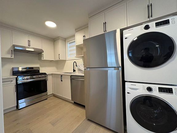 4th image of 945 E 28th Ave