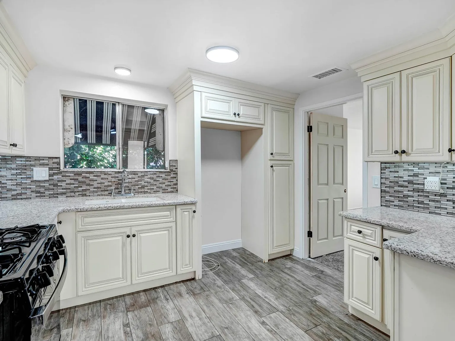4 bed, 1600 sqft, $3,200 — Photo 4