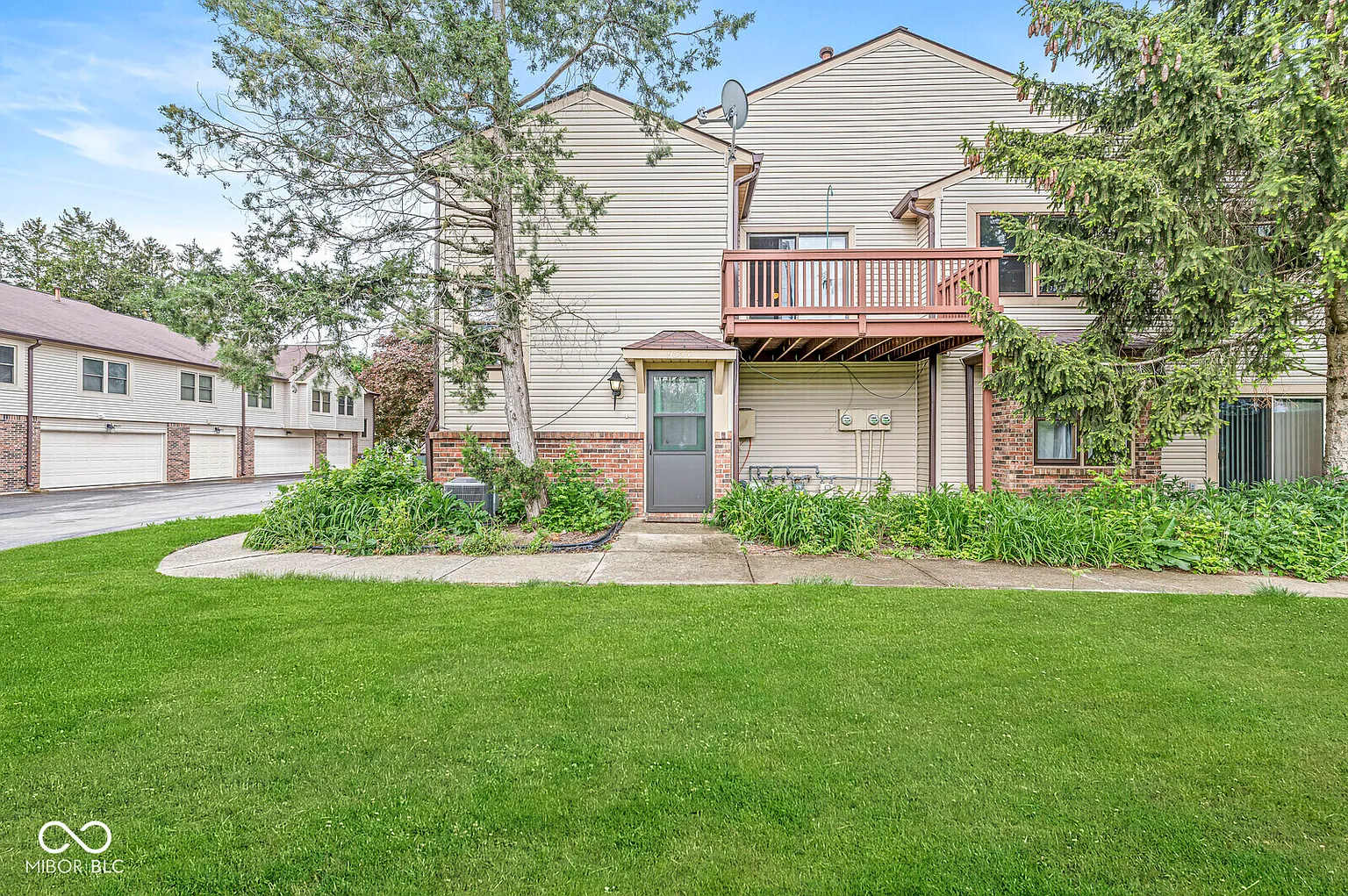 9553 Maple Way photo 1