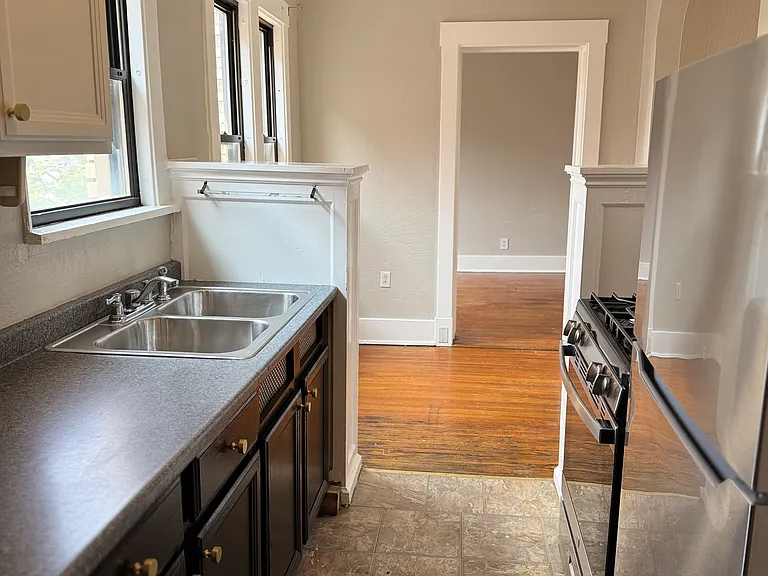 2816 Broadway Ave #K — Photo 11
