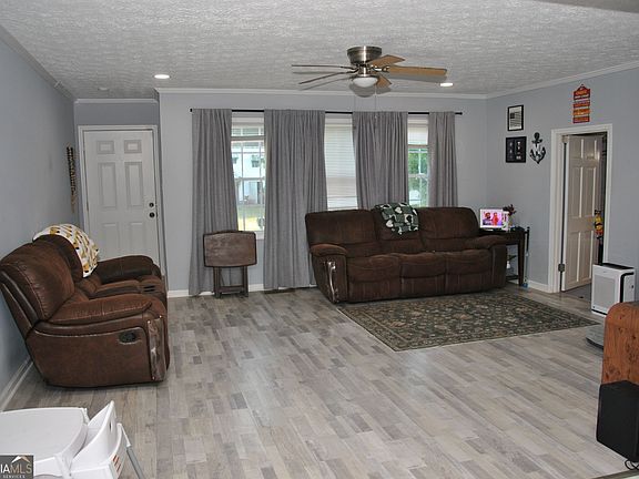 4th image of 579 Lynmore Ave