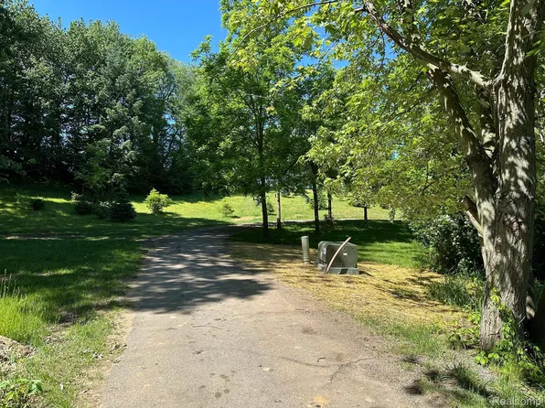 3 Prince Edward Dr, Howell, MI 48843