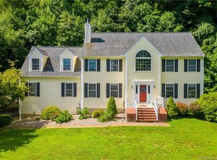 17 Sweetbriar Ln, Sandy Hook, CT 06482