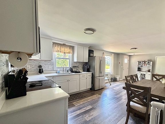 4th image of 412 Island Pond Rd