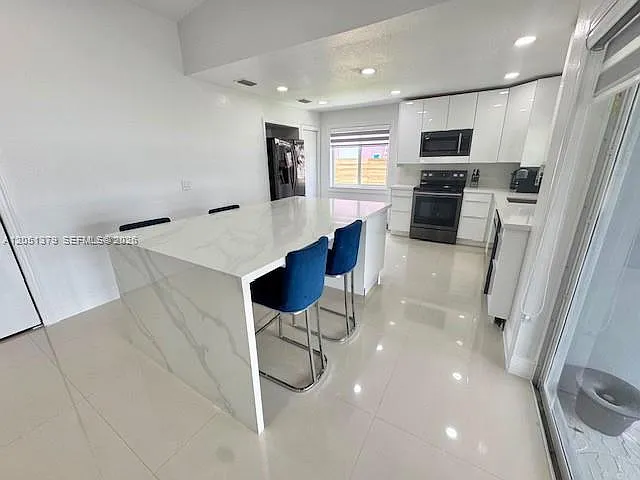 3 bed, 1553 sqft, $3,200 — Photo 2