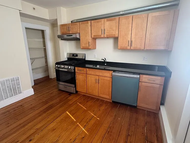 10-28 Centennial Pl — Photo 3