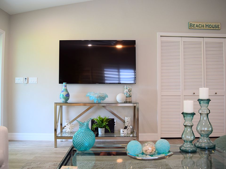 Living Room 65 inches smart TV w/cable