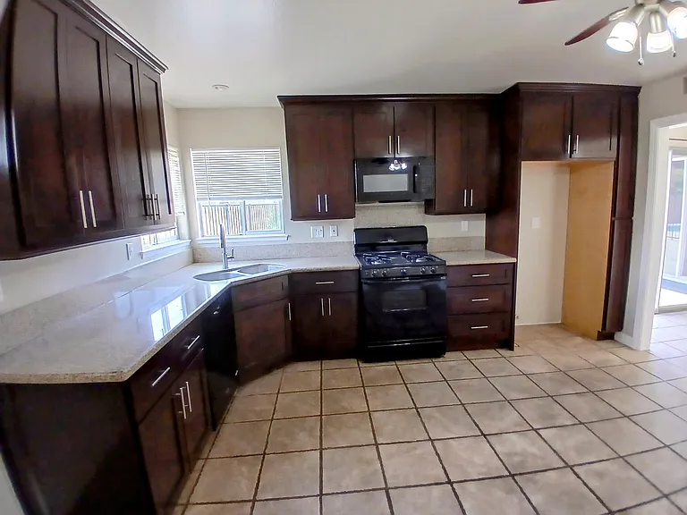 2638 E Sycamore St — Photo 8