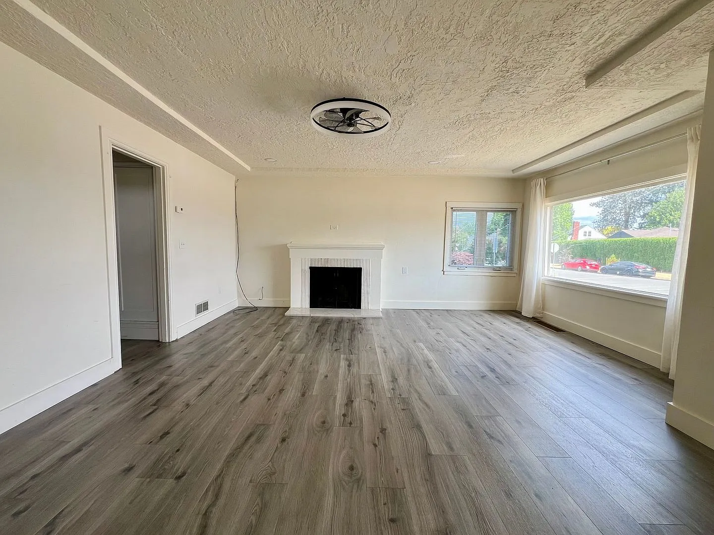 Beautiful 6BR/2.5BA Home in Highly Sought-After University Park! — Photo 4