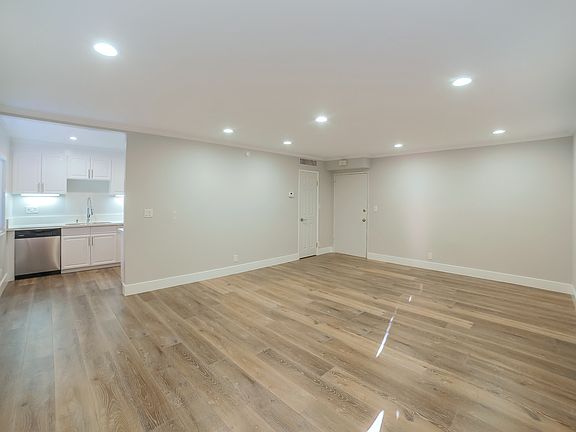 4th image of 5400 Newcastle Ave APT 4