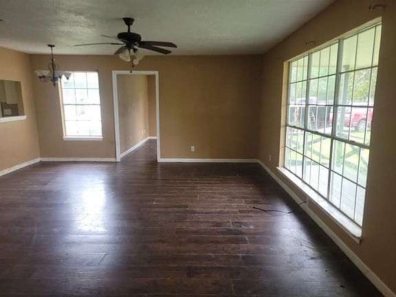 4th image of 221 Tall Cedar Dr
