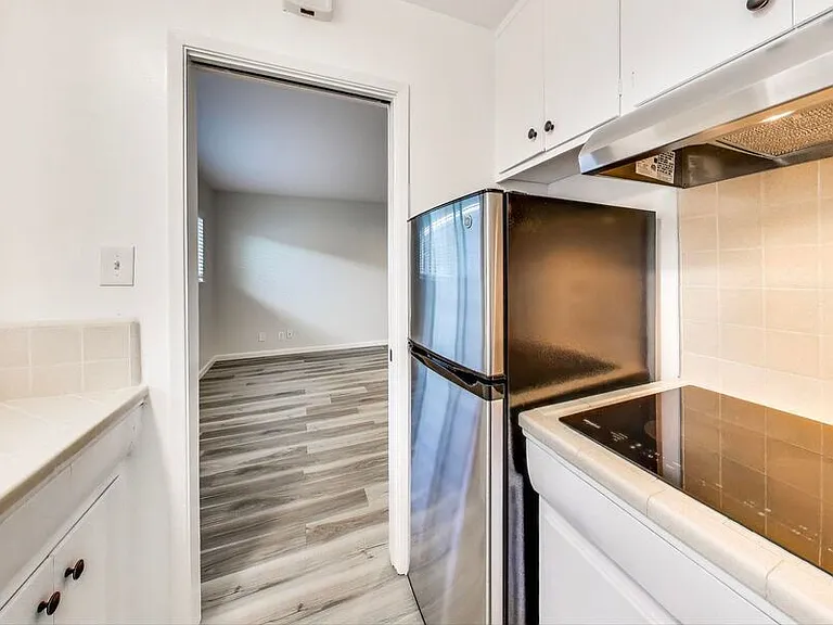 1348 Laurel St #6 — Photo 4