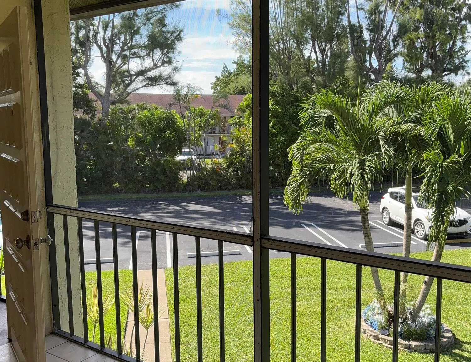 2 bed, 1.0 bath, 920 sqft, $1,600 — Photo 2