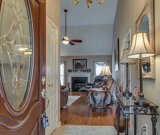 3rd image of 419 Burgunda Ln