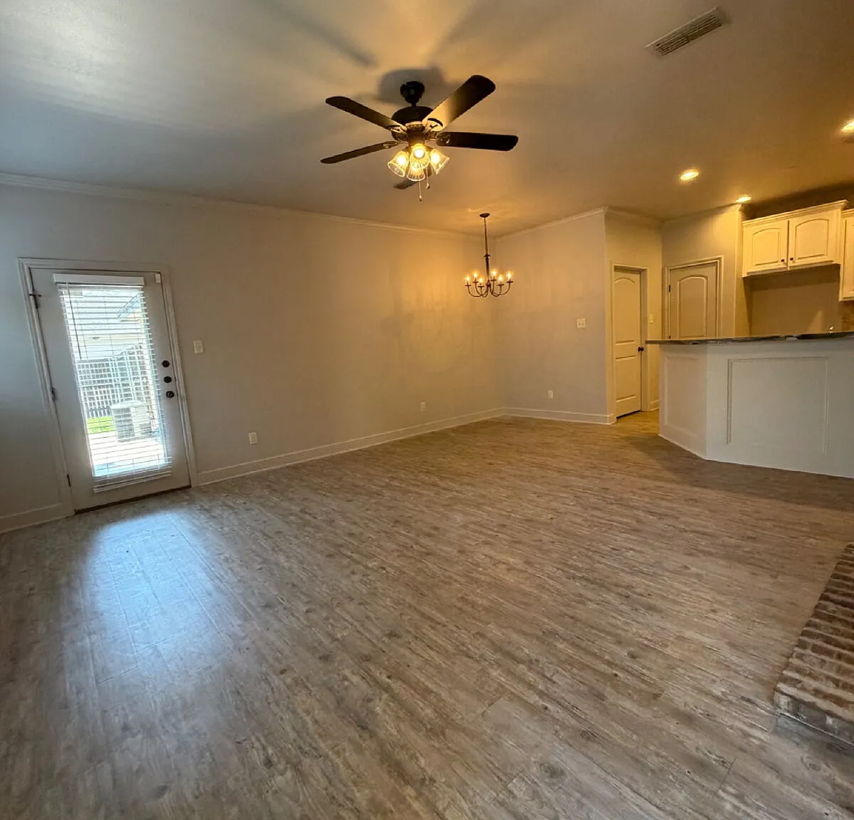 3 bed, 2.0 bath, 1465 sqft, $1,695 — Photo 2