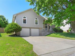 1204 NE Hunters Rd, Blue Springs, MO 64014