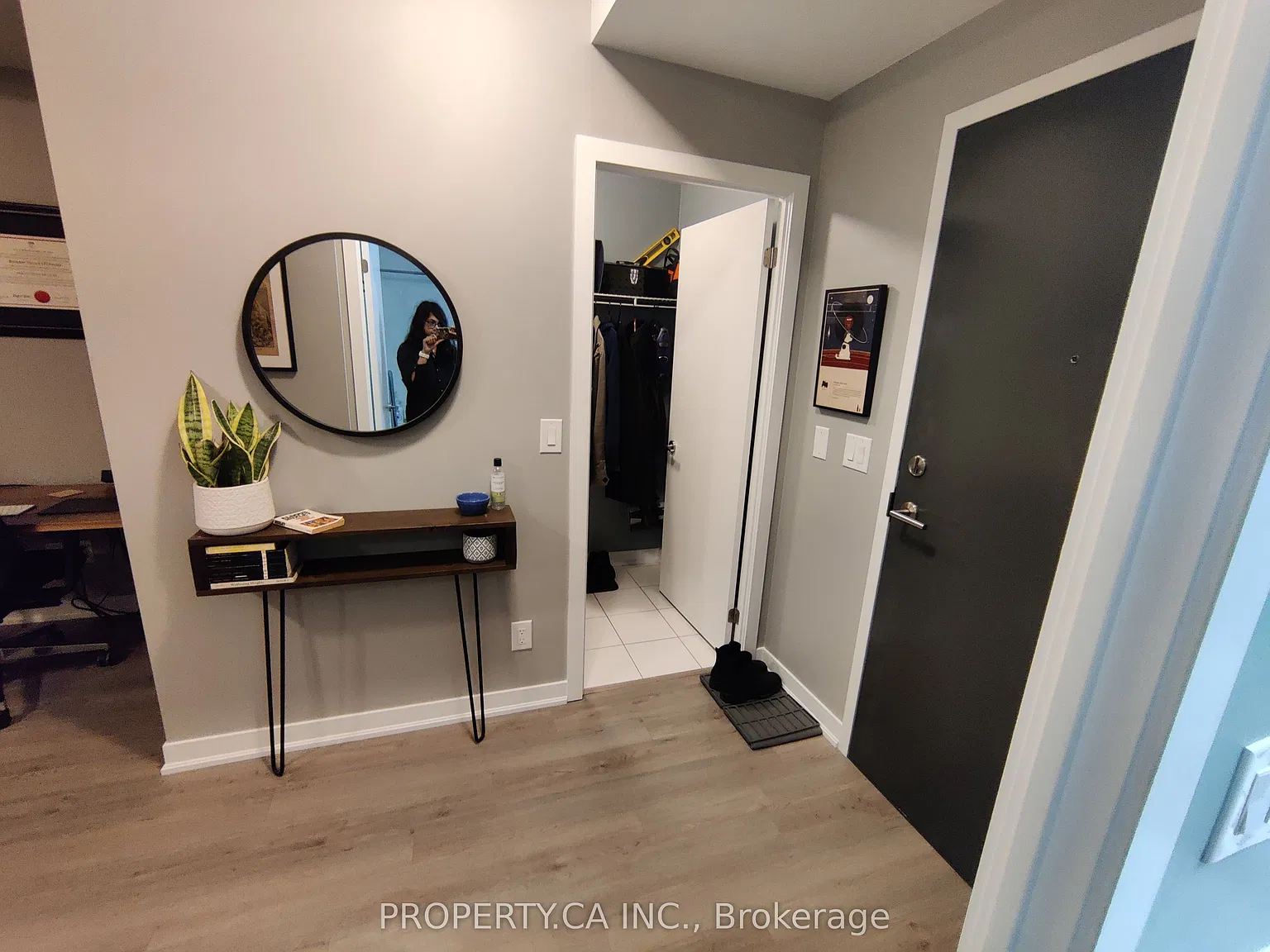 85 Duke St W — Photo 2